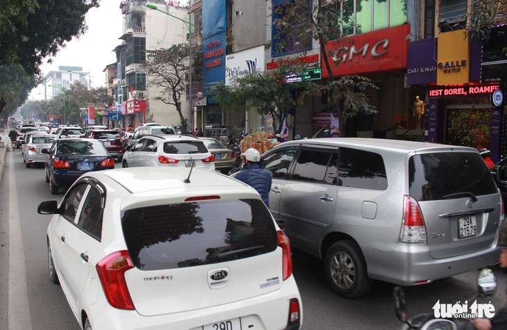Cận tết, đường phố Hà Nội kẹt cứng từ sáng đến trưa - Ảnh 5.