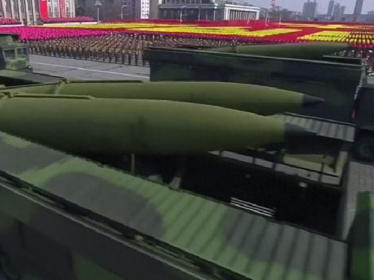 Triều Tiên khoe hàng trăm tên lửa trước thềm Olympic - Ảnh 1.