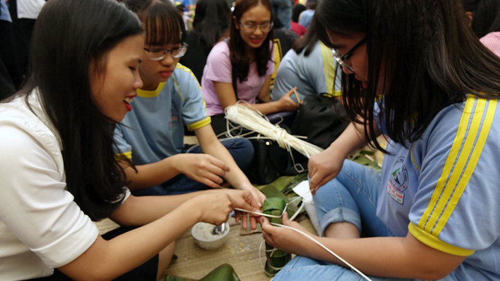 Học trò Sài Gòn gói bánh tét đón tết - Ảnh 3.