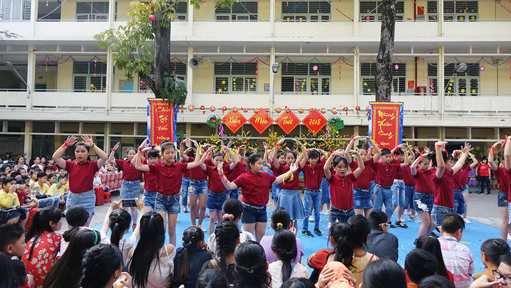 Học trò Sài Gòn gói bánh tét đón tết - Ảnh 10.