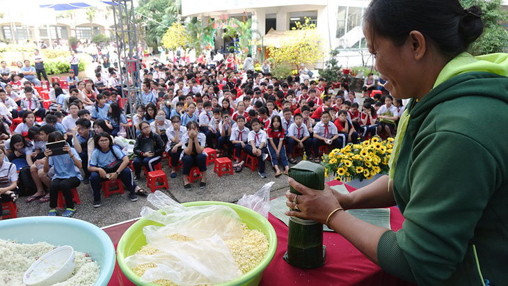 Học trò Sài Gòn gói bánh tét đón tết - Ảnh 2.