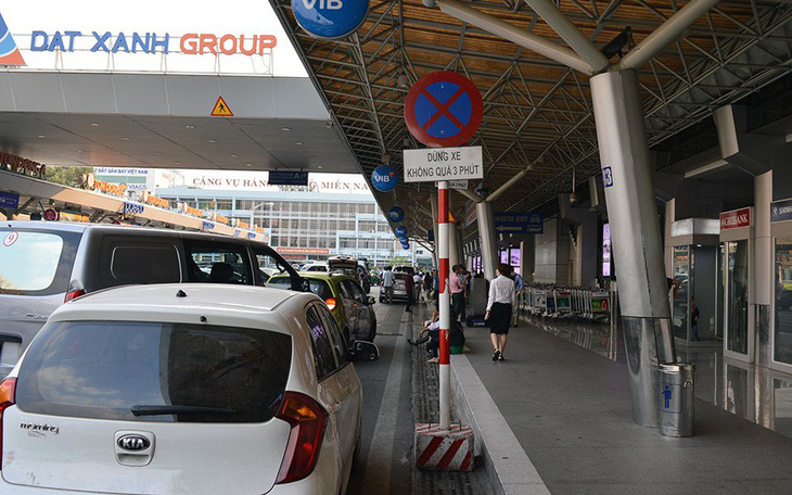Phạt hơn 900 ôtô dừng quá 3 phút ở sân bay Tân Sơn Nhất