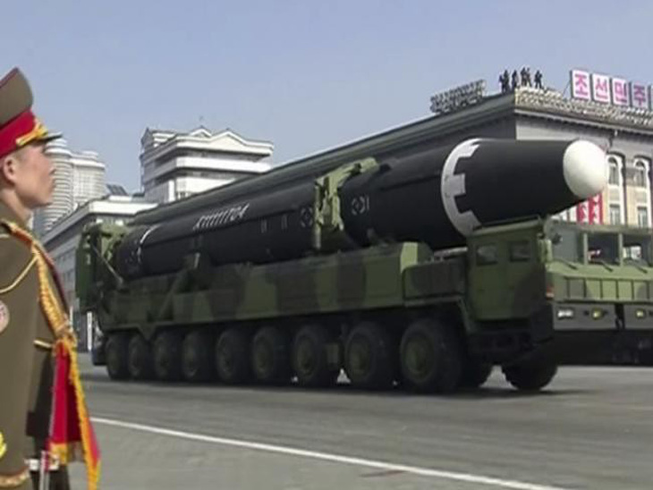 Triều Tiên khoe hàng trăm tên lửa trước thềm Olympic - Ảnh 3.