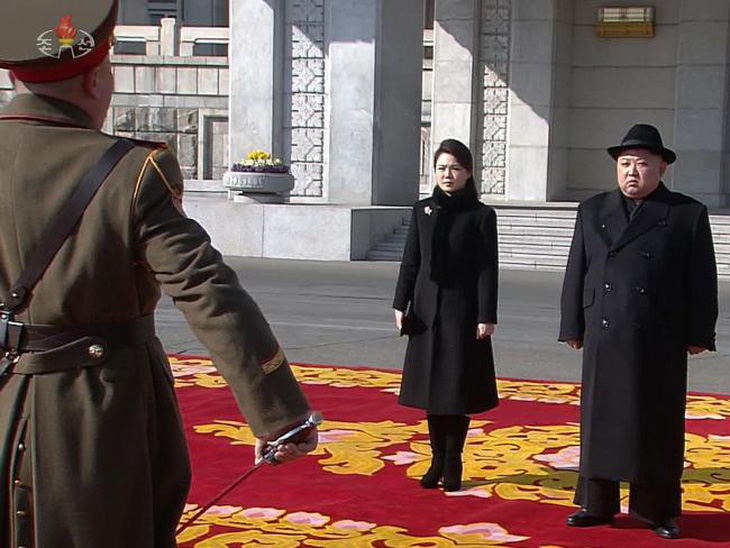 Triều Tiên khoe hàng trăm tên lửa trước thềm Olympic - Ảnh 9.