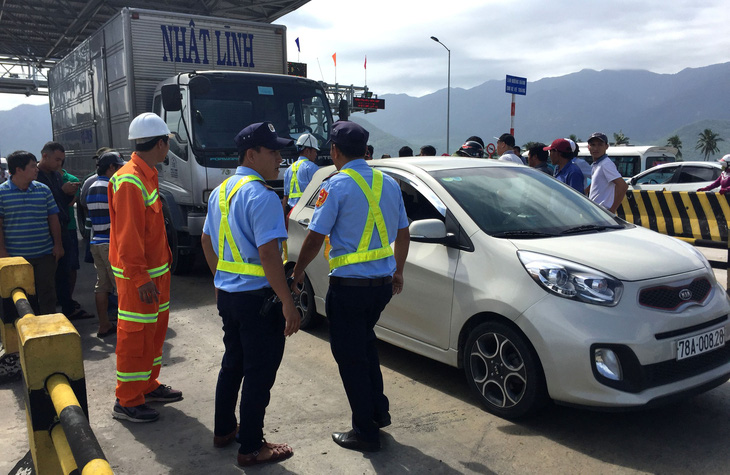 Ùn tắc liên tục, BOT Ninh An một ngày xả trạm trên 5 lần - Ảnh 1.