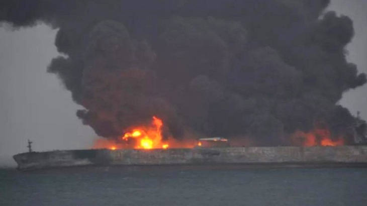Tàu Iran đâm tàu Trung Quốc, 32 người mất tích - Ảnh 1.