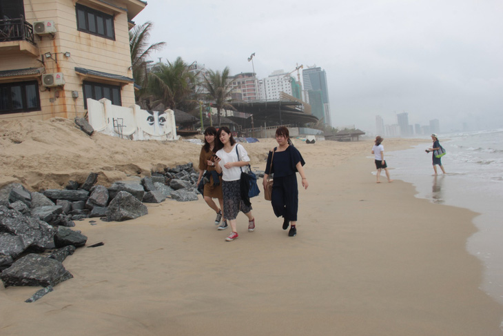 Tìm giải pháp xử lý dứt điểm sụt lở bãi biển Đà Nẵng - Ảnh 1.