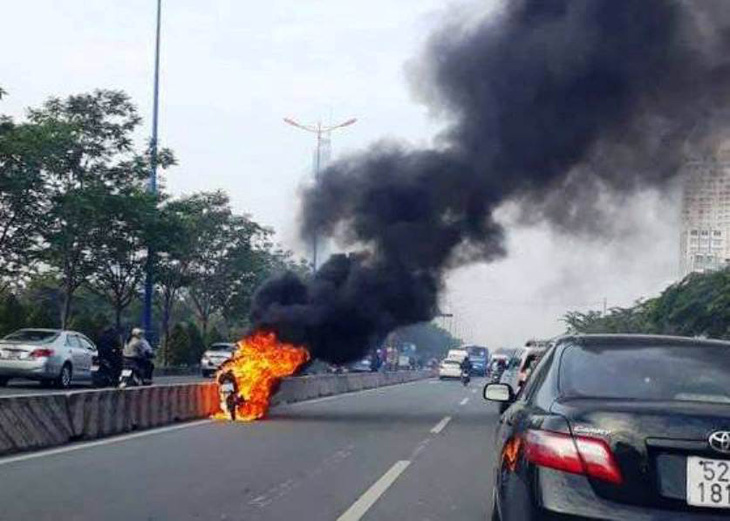 Xe máy bốc cháy ngùn ngụt trên Xa lộ Hà Nội - Ảnh 1.