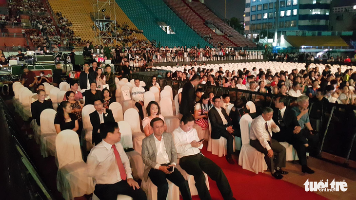 Festival Làn Sóng Xanh lèo tèo khán giả, không có nghệ sĩ lên nhận giải - Ảnh 9.