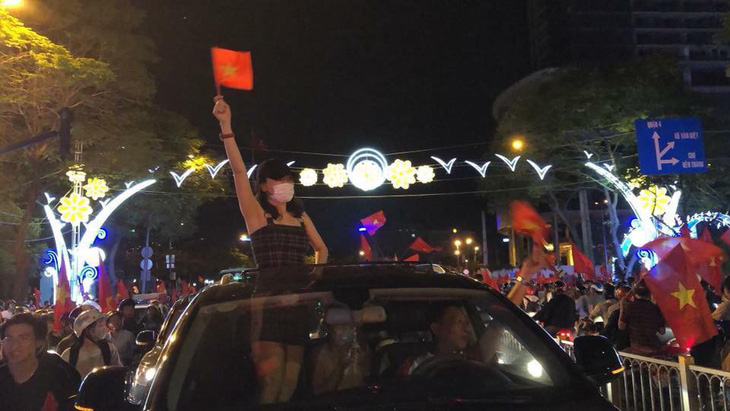 Mỹ Tâm, Đàm Vĩnh Hưng cầm cờ đi bão mừng chiến thắng U-23 VN - Ảnh 1.