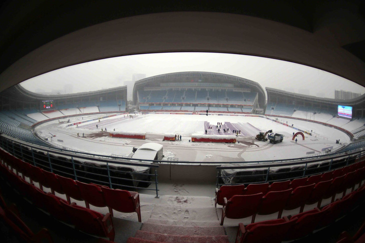 Tuyết rơi dày trên sân Thường Châu, trận đấu có nguy cơ bị hoãn - Ảnh 4.