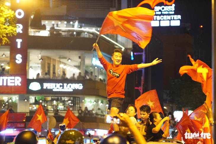 Mỹ Tâm, Đàm Vĩnh Hưng cầm cờ đi bão mừng chiến thắng U-23 VN - Ảnh 2.