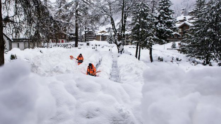 13.000 du khách mắc kẹt do bão tuyết trên dãy Alps - Ảnh 3.