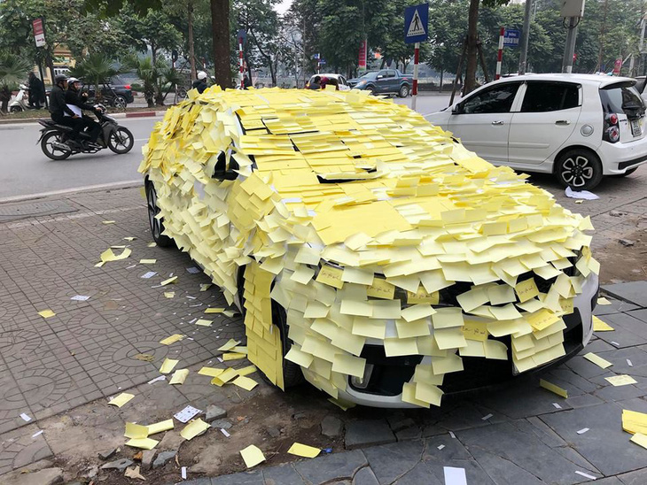 Nguyễn Trần Trung Quân bị fan dán giấy kín xe hơi - Ảnh 1.