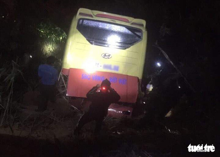 Xe khách lao xuống vực đèo Lò Xo, 1 người chết, 19 người bị thương - Ảnh 1.