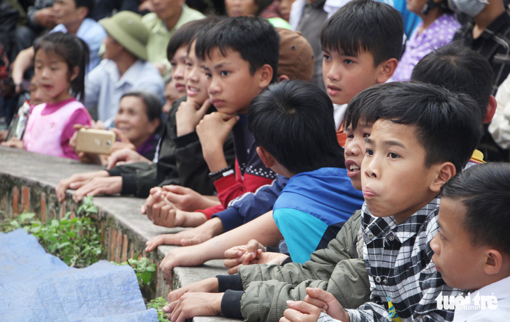 Dân leo núi xem trai làng đấu vật ở lễ hội Vua Mai - Ảnh 8.