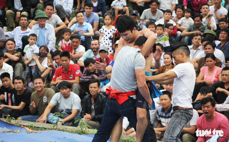 Dân leo núi xem trai làng đấu vật ở lễ hội Vua Mai - Ảnh 6.
