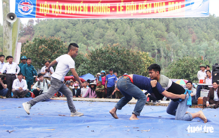 Dân leo núi xem trai làng đấu vật ở lễ hội Vua Mai - Ảnh 2.