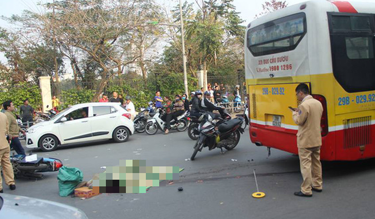 Nam thanh niên bị xe buýt cán tử vong tại Hà Nội - Ảnh 1.