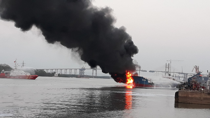 Tàu dầu 2.000 tấn phát nổ, bốc cháy dữ dội khi đang tiếp dầu - Ảnh 1.