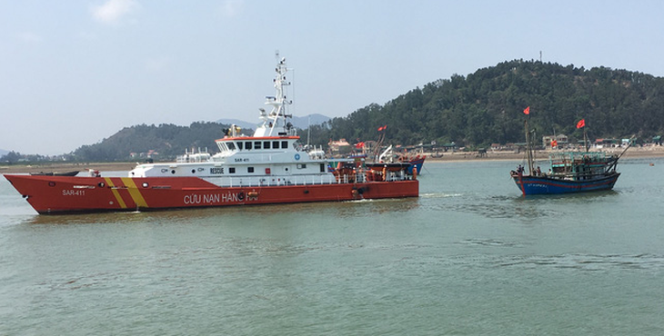 Cứu thành công 7 ngư dân Nghệ An gặp nạn trên biển - Ảnh 1.
