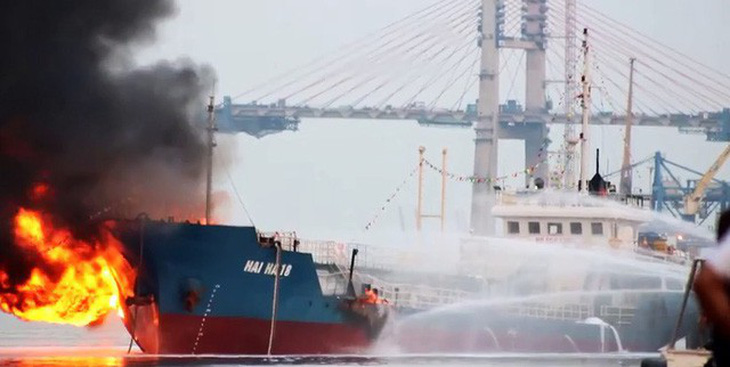 Tàu dầu 2.000 tấn phát nổ, bốc cháy dữ dội khi đang tiếp dầu - Ảnh 4.