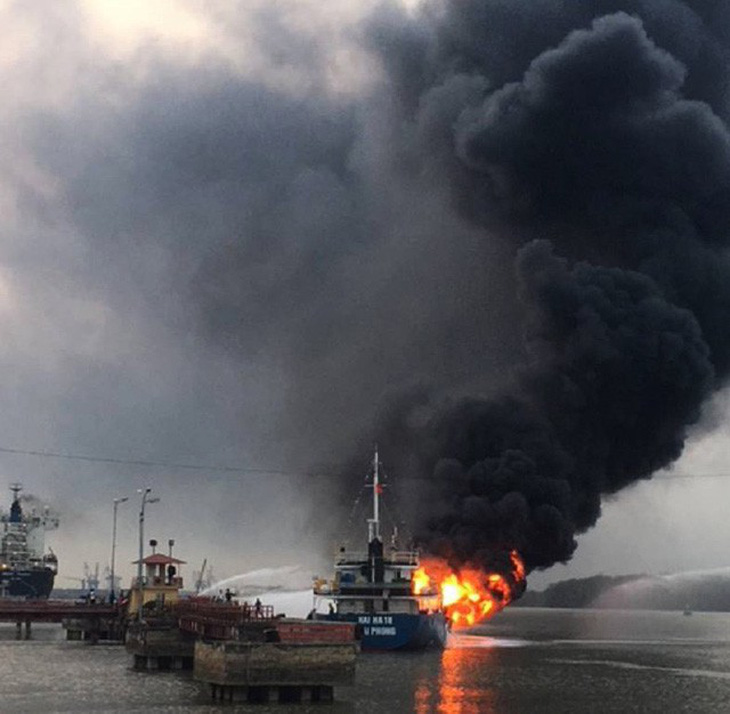Tàu dầu 2.000 tấn phát nổ, bốc cháy dữ dội khi đang tiếp dầu - Ảnh 5.