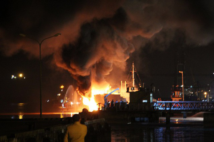 Tàu dầu 2.000 tấn phát nổ, bốc cháy dữ dội khi đang tiếp dầu - Ảnh 6.