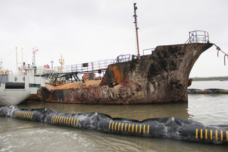 Cận cảnh tàu chở xăng dầu Hải Hà 18 hư hỏng nặng sau vụ cháy - Ảnh 2.