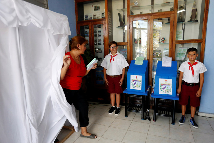 Ở Cuba, thiếu niên tiền phong giám sát thùng phiếu bầu cử - Ảnh 1.