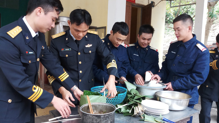 Chuyến công tác xa nhà đầu tiên của những người lính đảo - Ảnh 2.