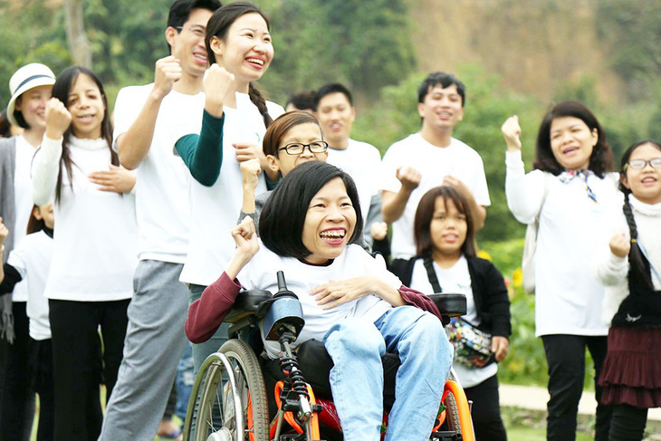 Cô gái mắc chứng teo tủy sống dạy nghề miễn phí cho người khuyết tật - Ảnh 1.