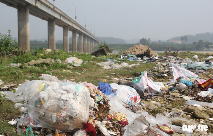 Bãi bồi sông Lam ngập rác, dân kêu trời vì ruồi - Ảnh 1.