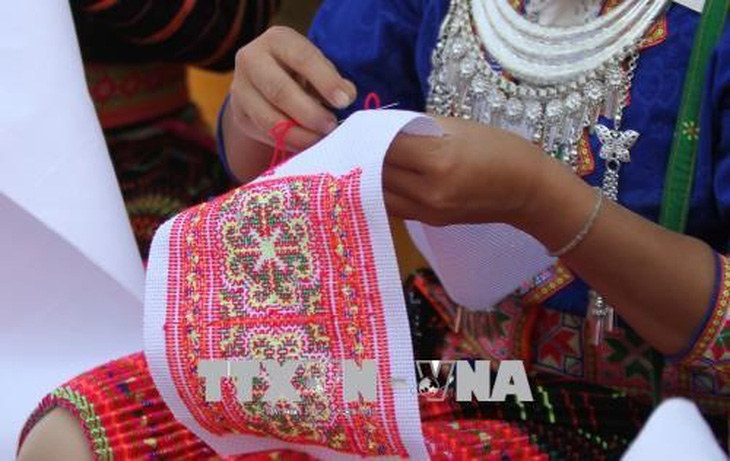 Bảo tồn giá trị văn hóa truyền thống trong trang phục của đồng bào Mông - Ảnh 1.