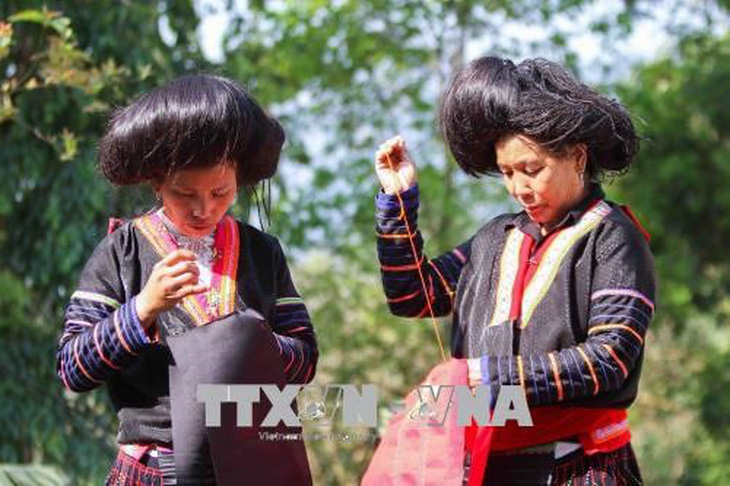 Bảo tồn giá trị văn hóa truyền thống trong trang phục của đồng bào Mông - Ảnh 2.