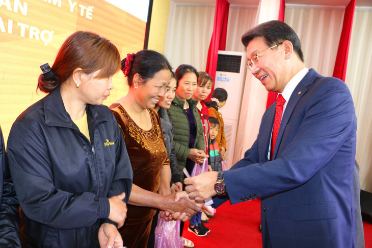 Hanwha Life Việt Nam trao 8.149 thẻ BHYT cho người nghèo - Ảnh 1.