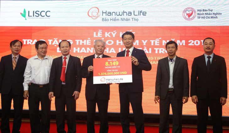 Hanwha Life Việt Nam trao 8.149 thẻ BHYT cho người nghèo - Ảnh 2.