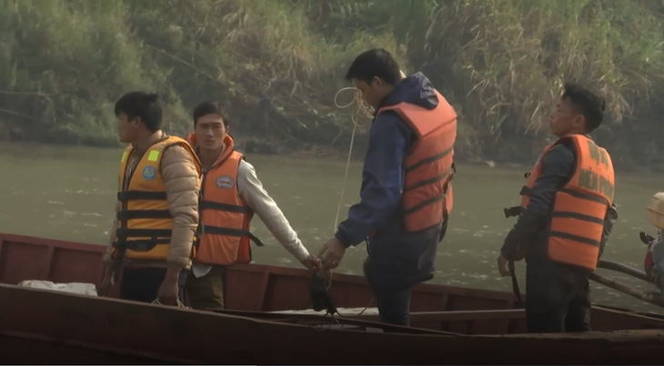 9 người bốc vác thuê đuối nước trên sông Hồng gần biên giới - Ảnh 2.