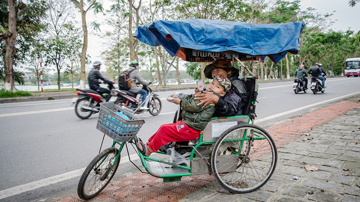 Ông bà cháu, xe vé số và ước mơ vào lớp 1 - Ảnh 1.