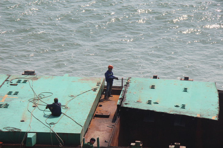 Tháo dỡ tàu nước ngoài mắc cạn ở Quy Nhơn - Ảnh 1.