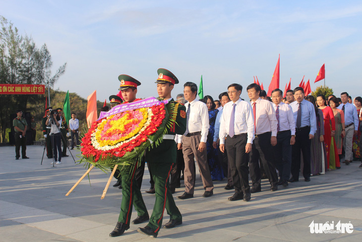 Lãnh đạo tỉnh Khánh Hòa và huyện Trường Sa tưởng niệm liệt sĩ Gạc Ma - Ảnh 2.