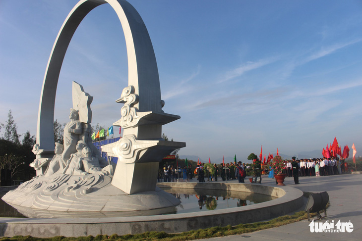 Lãnh đạo tỉnh Khánh Hòa và huyện Trường Sa tưởng niệm liệt sĩ Gạc Ma - Ảnh 1.