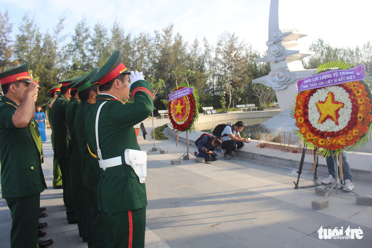 Lãnh đạo tỉnh Khánh Hòa và huyện Trường Sa tưởng niệm liệt sĩ Gạc Ma - Ảnh 7.