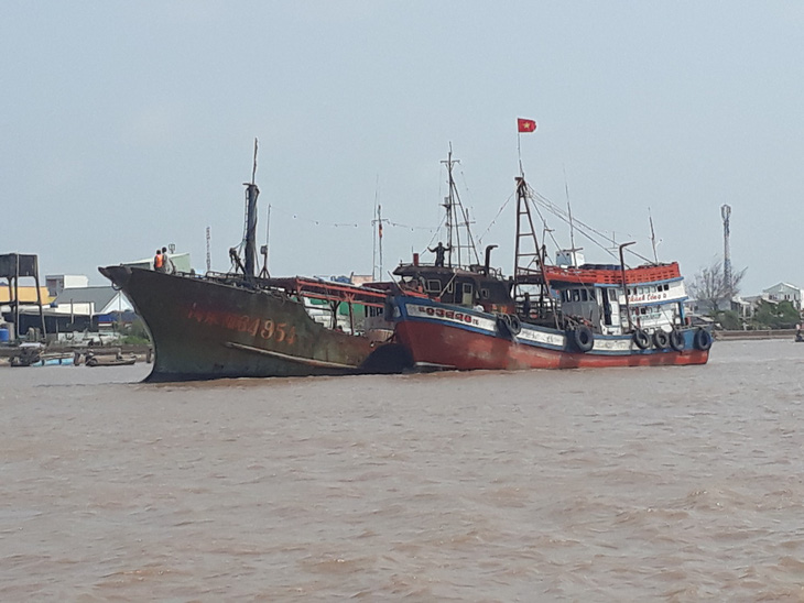 Lại xuất hiện tàu ma có chữ Trung Quốc ở biển Bạc Liêu - Ảnh 1.