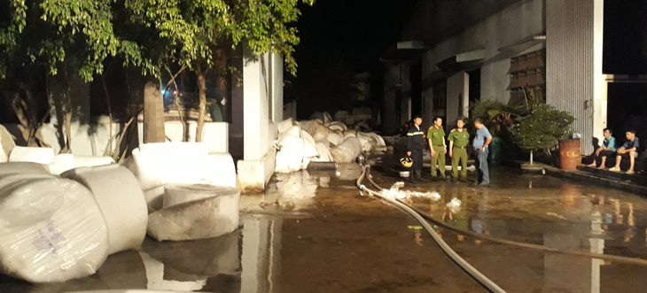 Cháy công ty may mặc trong Khu công nghiệp Phú Tài - Ảnh 2.