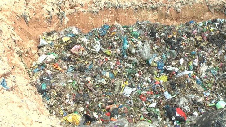 Nhà máy xử lý rác chôn trái phép 40 nghìn tấn rác - Ảnh 2.