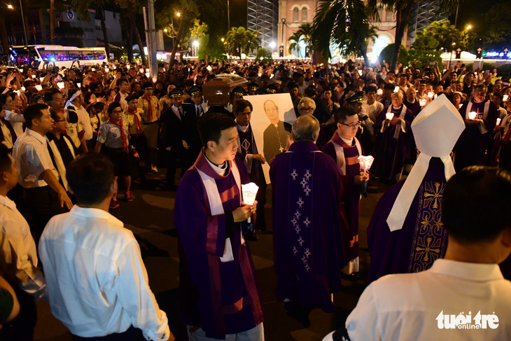 Hàng ngàn giáo dân cầu nguyện đưa Đức tổng giám mục về nơi an nghỉ - Ảnh 2.