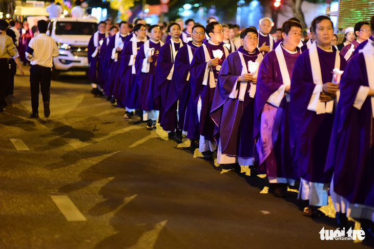 Hàng ngàn giáo dân cầu nguyện đưa Đức tổng giám mục về nơi an nghỉ - Ảnh 5.