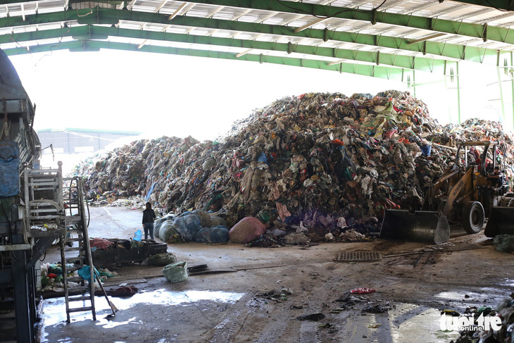 Nhà máy xử lý rác chôn trái phép 40 nghìn tấn rác - Ảnh 1.