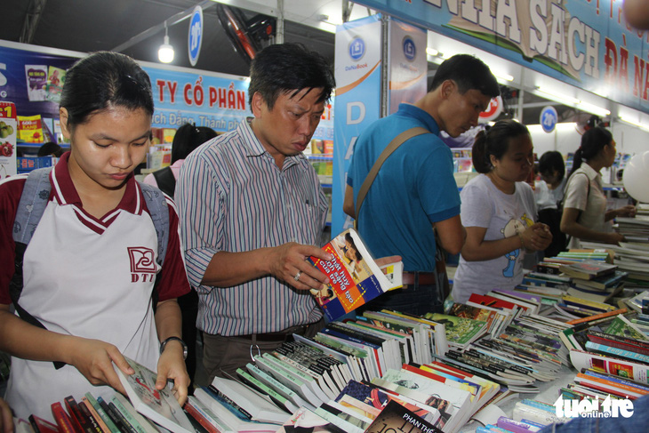 20 tấn sách ra phiên chợ sách đầu tiên ở Đà Nẵng - Ảnh 3.